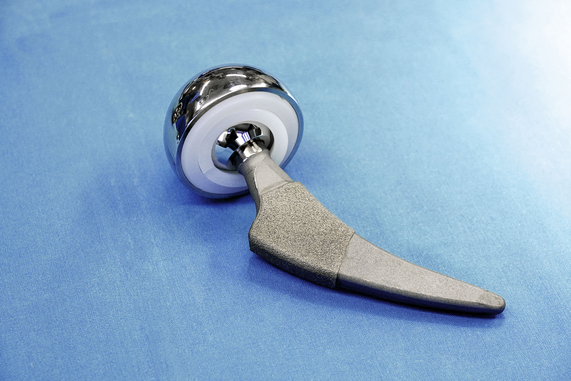 Hip replacement apparatus